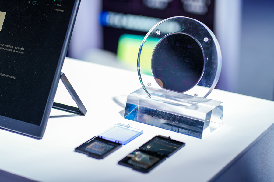 国产新一代光量子计算机首秀 算力媲美顶尖超算，大小仅如冰箱